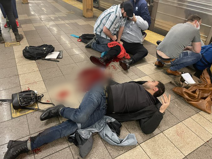 न्यूयॉर्क के ब्रुकलिन मेट्रो स्टेशन में फायरिंग, 16 लोग घायल, कुछ बिना फटे बम भी बरामद; अश्वेत हमलावर फरार 