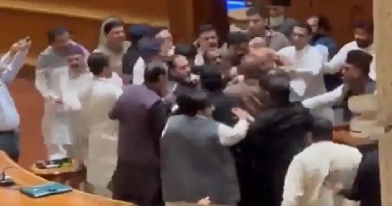 पाकिस्तान: इमरान की पार्टी के विधायकों ने पंजाब विधानसभा में डिप्टी स्पीकर पर किया हमला, मारे थप्पड़

