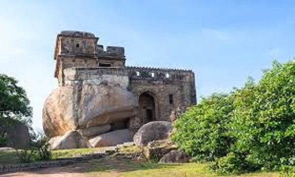 जबलपुर में मदनमहल किला घूमने आई दार्जिलिंग की महिला को चाकू अड़ाया, शोर मचाने पर भागे लुटेरे