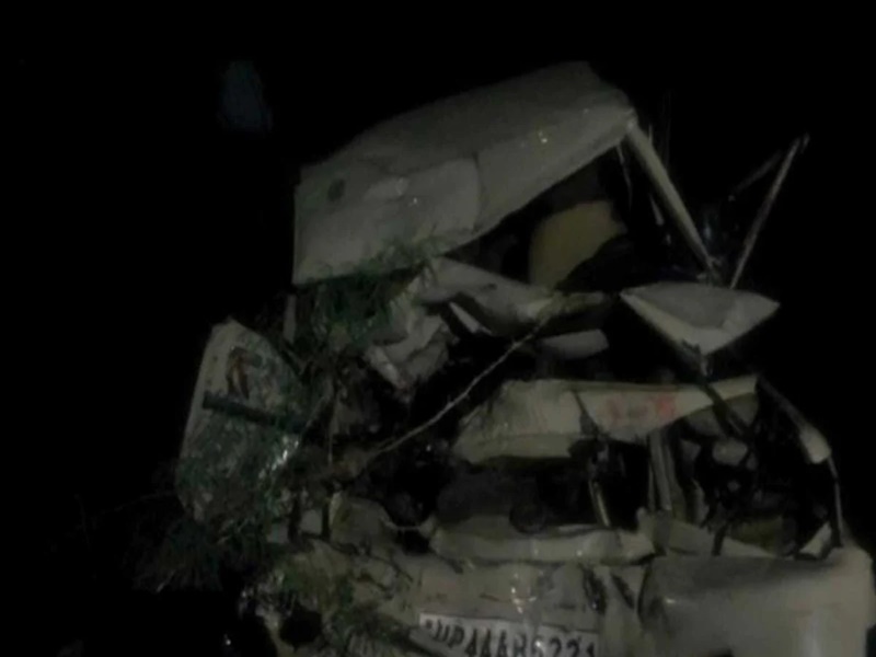 यूपी के अमेठी में ट्रक और बोलेरो में भिड़ंत, 6 बारातियों की मौत, 4 गंभीर