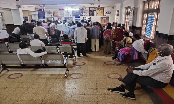 जबलपुर: रेलवे अस्पताल में कतार, कतार और कतार, दवाइयां लेने भीषण गर्मी में घंटों बेहाल बुजुर्ग, रेल कर्मी