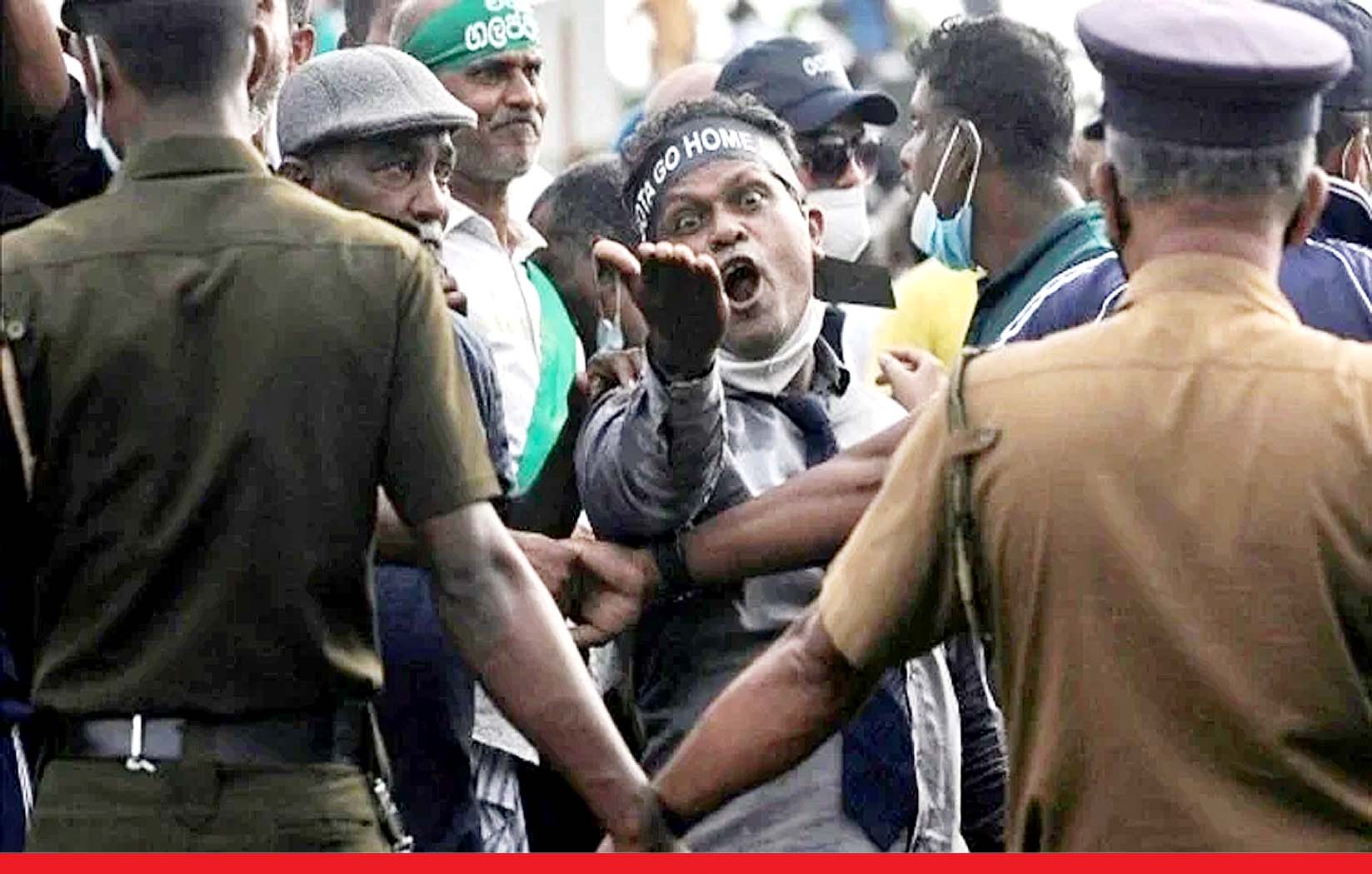श्रीलंका में रामबुकाना इलाके में पुलिस ने प्रदर्शनकारियों पर चलाई गोली