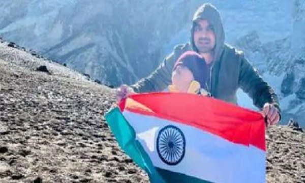 इंदौर के 7 वर्षीय दिव्यांग अवनीश ने 18 हजार दो सौ फीट ऊंची माउंट एवरेस्ट पर फहराया तिरंगा