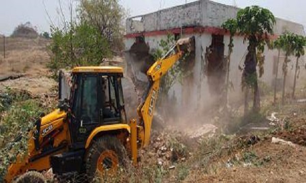 जबलपुर में कुख्यात बदमाश रोहित सोनकर के रसूख पर चला बुल्डोजर, 4 करोड़ की जमीन पर बना मकान जमींदोज