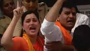 मुंबई में हनुमान चालीसा पढऩे के पहले सांसद नवनीत और उनके पति राणा गिरफ्तार, बांद्रा कोर्ट में होगी पेशी