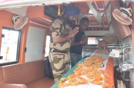 विशेष विमान से जबलपुर पहुंचा शहीद शंकर प्रसाद का पार्थिव शरीर, सड़क मार्ग से नौगवां के लिए रवाना