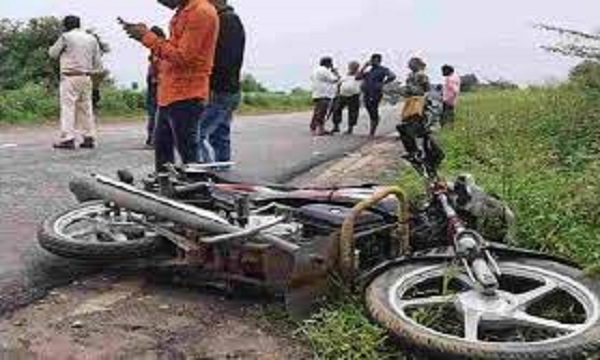 जबलपुर में बाईक-स्कूटी सवारों को रौंदते हुए पलटी मारुति वेन, मां-बेटे सहित 3 की मौत, पटवारी, कार चालक गंभीर