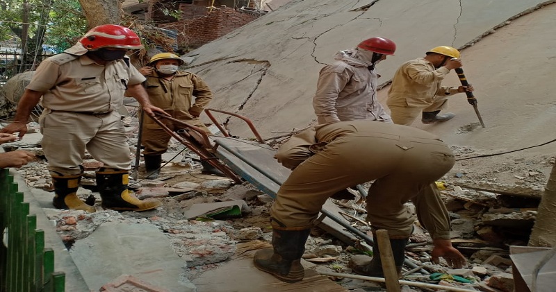 दिल्ली में भरभरा कर गिरी 3 मंजिला इमारत, मलबे में दबने से एक मजदूर की मौत