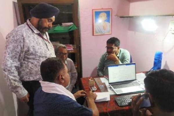 जबलपुर ईओडब्ल्यू ने एमपीईबी के जूनियर इंजीनियर को 15 हजार रुपए की रिश्वत लेते रंगे हाथ पकड़ा, आलीशान घर पर भी दबिश