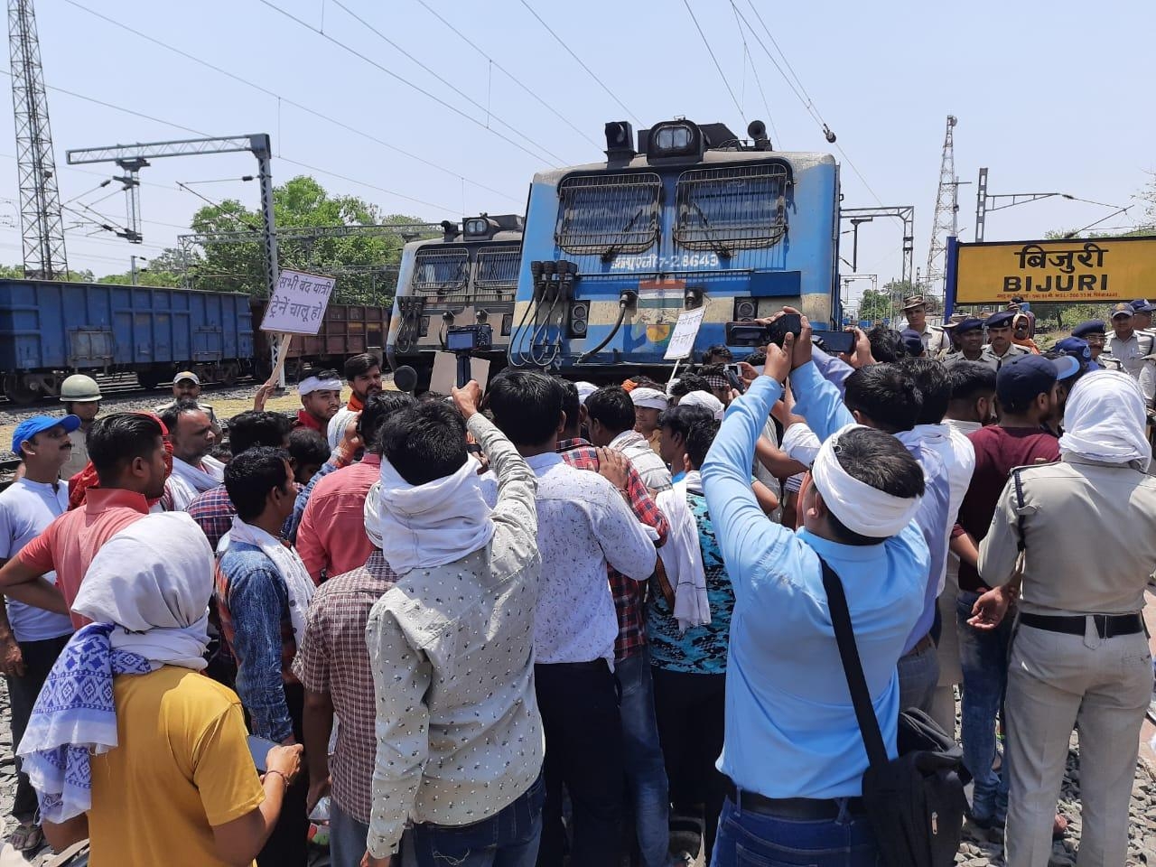 छग के अंबिकापुर-अनूपपुर ट्रेनें बंद करने का विरोध, जमकर प्रदर्शन, रोकी गई मालगाड़ी