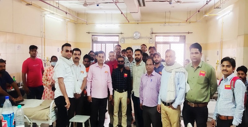 मजदूर दिवस पर डब्ल्यूसीआरईयू के पदाधिकारियों ने जबलपुर रेलवे अस्पताल में बांटे फल