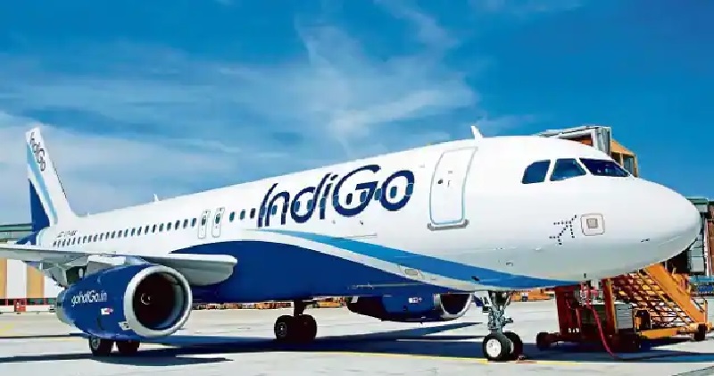 वाराणसी: यात्रा के दौरान इंडिगो एयरलाइंस के विमान में भिड़े यात्री, पायलट ने उड़ान भरने से किया इनकार