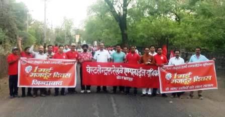 मजदूर दिवस पर डबलूसीआरईयू ने निकाली वाहन रैली, रेलवे हॉस्पिटल में किया फल वितरण