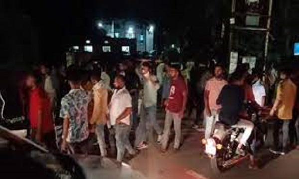 एमपी के जबलपुर में वेतन देने घर बुलाकर बाप-बेटों ने मिलकर युवकों पर किया हमला