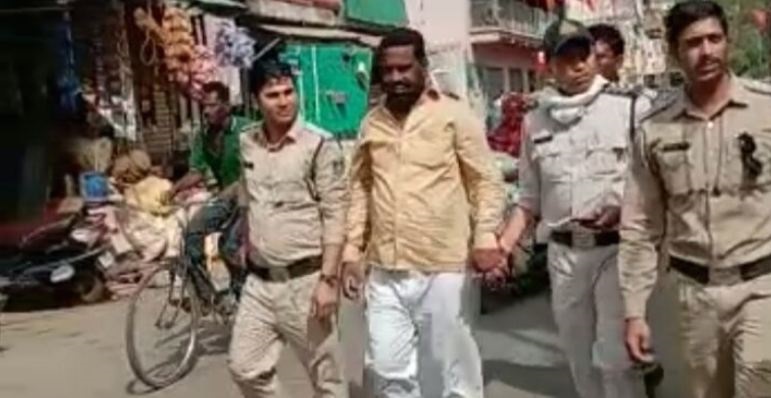 जबलपुर में भाजपा अल्पसंख्यक मोर्चा का पूर्व नगर अध्यक्ष आजाद अली गिरफ्तार, इनोवा कार में नकली नम्बर प्लेट लगाकर करता रहा शराब तस्करी