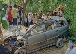 यूपी के रामपुर में भीषण सड़क हादसा, तेज रफ्तार कार पेड़ से टकराई, 6 लोगों की दर्दनाक मौत, 5 घायल