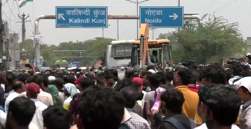 शाहीनबाग में दिल्ली नगर निगम की अतिक्रमण विरोधी मुहिम: बुलडोजर के सामने धरने पर बैठे लोग