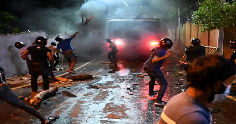 श्रीलंका के प्रधानमंत्री महिंदा राजपक्षे के इस्तीफे के बाद और बिगड़े हालात, हिंसा में 5 की मौत