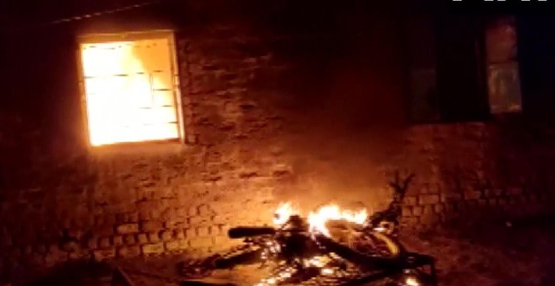 एमपी के राजगढ़ में दो पक्षों के बीच भारी बवाल: मकान में लगाई आग, प्रशासन की गाडिय़ों में हुई तोडफ़ोड़