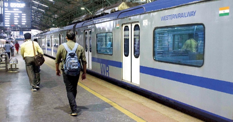 मुंबई की लोकल ट्रेन के किराये में कमी के बाद रेलवे ने यात्रियों को दी एक और बड़ी राहत