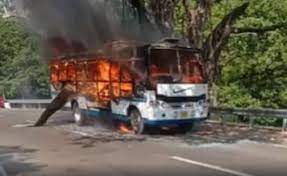 वैष्णो देवी जा रही बस में कटरा के पास आग लगी, 4 यात्रियों की मौत, 22 घायल