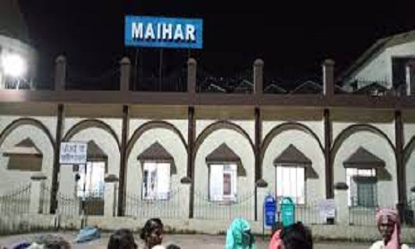 मैहर में आरपीएफ इंस्पेक्टर को पेट्रोल डालकर जिंदा जलाने का प्रयास, भीड़ से बचकर भागकर बचाई जान