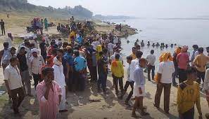 यूपी के भदोही में गंगा नदी पर बड़ा हादसा, नहाने गए 5 युवक डूबे, एक को बचाया गया, 4 लापता