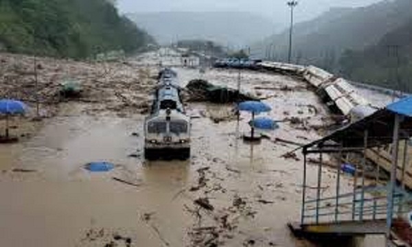 असम में बाढ़ का कहर, रेल लाइन बही, सड़कें टूटी, 7 की मौत, केरल में भारी बारिश का अलर्ट