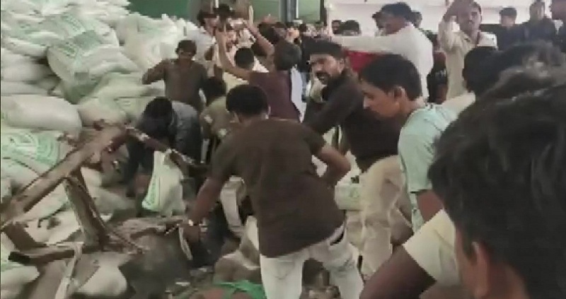 गुजरात के मोरबी में फैक्ट्री की दीवार ढही, नमक की बोरियों में दबकर 12 मजदूरों की मौत