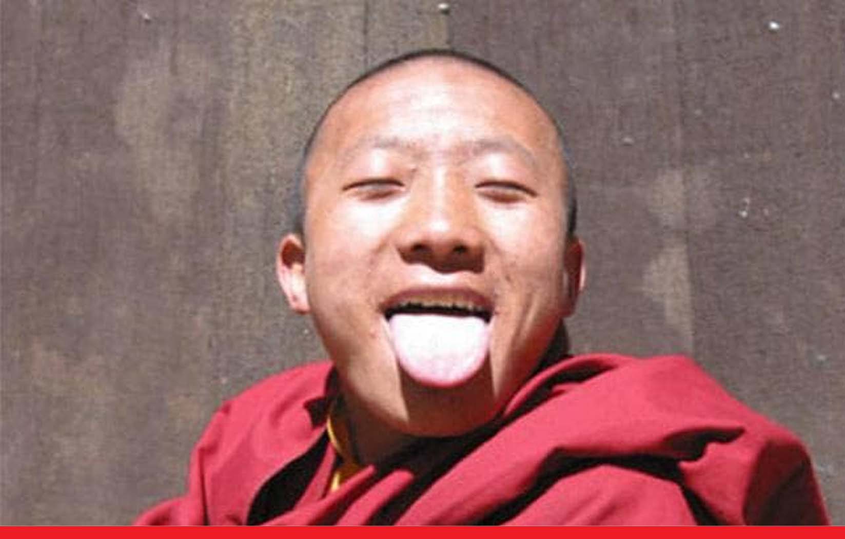 तिब्बत है ऐसा देश जहां मेहमानों का स्वागत जीभ दिखा कर करते हैं