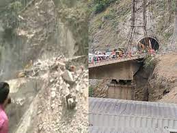 जम्मू-कश्मीर के रामबन में बड़ा हादसा, निर्माणाधीन टनल का हिस्सा ढहा, 13 मजदूर फंसे, 3 को बचाया गया 