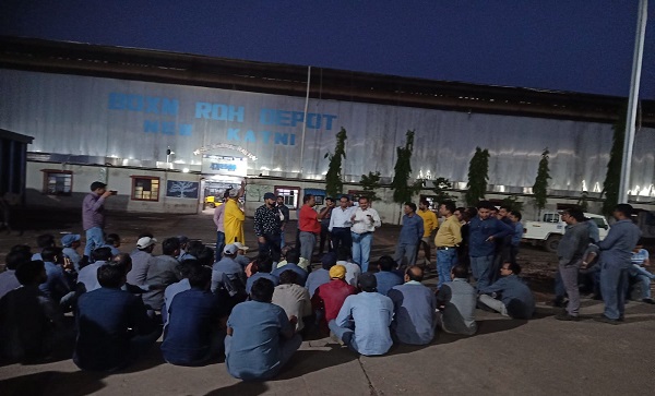 जबलपुर रेल मंडल के एनकेजे आरओएच डिपो में बड़ा हादसा टला, अचानक शंटिंग होने से कई कर्मचारी बाल-बाल बचे, हंगामा, टूल डाउन