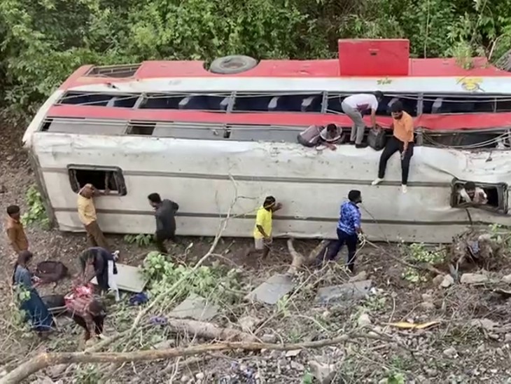 महाराष्ट्र के पालघर में भीषण सड़क दुर्घटना, 20 फीट गहरी खाई में गिरी बस, 15 यात्री घायल, 6 गंभीर