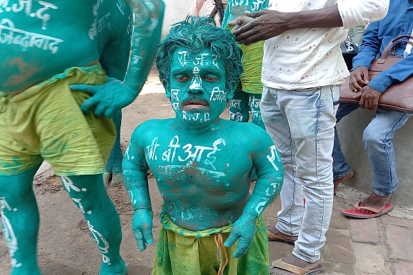 सौ किमी दूर से भैंस पर बैठकर आया लालू यादव का डेढ़ फुटिया फैन, बोला- वो मेरे भगवान, दर्शन करने आया हूं