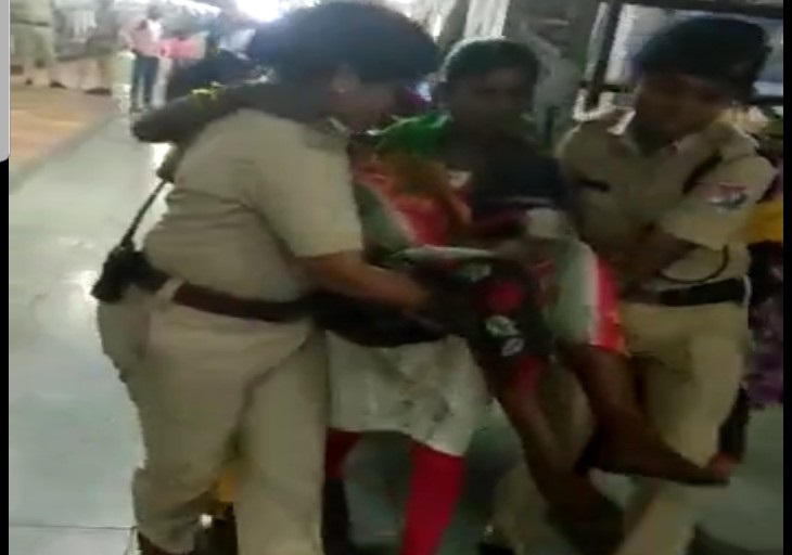 आरपीएफ के महिला स्टाफ के जज्बे को सलाम: रेलवे स्टेशन पर प्रसव पीड़ा से तड़प रही महिला को गोद में उठाकर पहुंचाया अस्पताल