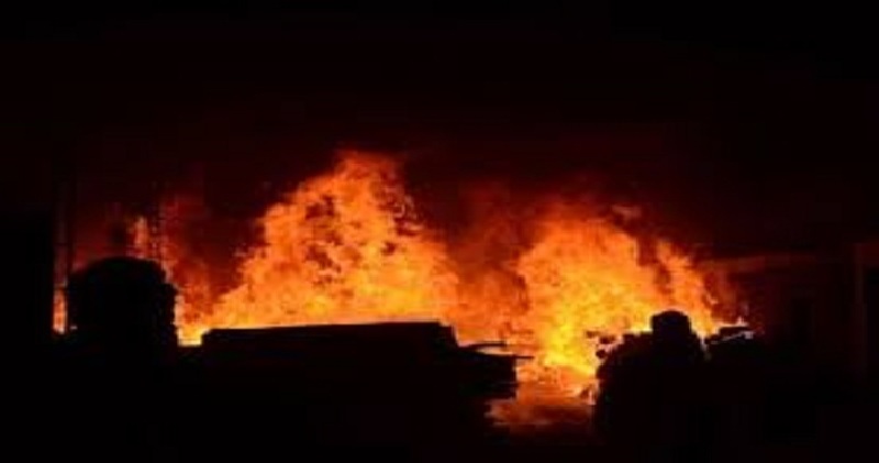 यूपी के झांसी में साड़ी के शोरूम में लगी भीषण आग में जलकर बुजुर्ग दंपत्ति की मौत
