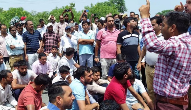 J&K में शिक्षिका की हत्या पर रोष, कश्मीरी पंडितों ने एनएच पर लगाया जाम, बीजेपी नेताओं का घेराव