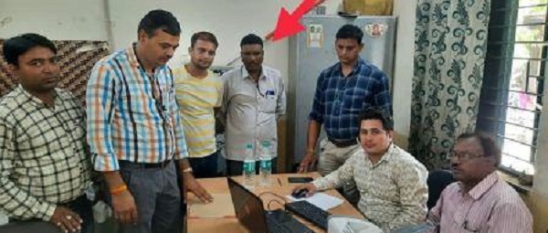 एमपी के जबलपुर में लोकायुक्त टीम के हत्थे चढ़ते ही पटवारी ने रिश्वत के 10 हजार रुपए फेंककर लगाई दौड़, फील्ड बुक बनाने ले रहा था रुपया
