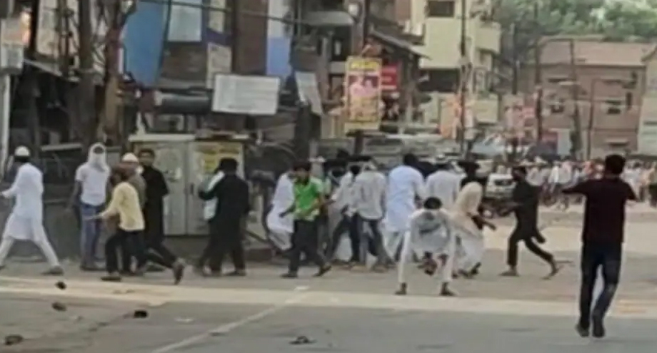 कानपुर में जुमे की नमाज के बाद बाजार बंद कराने बवाल, दो पक्षों में पथराव-गोलीबारी से हड़कंप