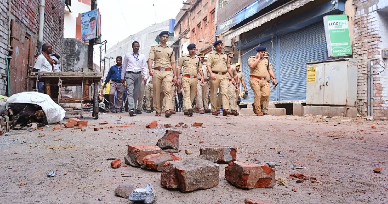 कानपुर हिंसा के आरोपियों को पकड़ने गई पुलिस टीम पर हमला, भीड़ ने एक आरोपी को छुड़ाया
