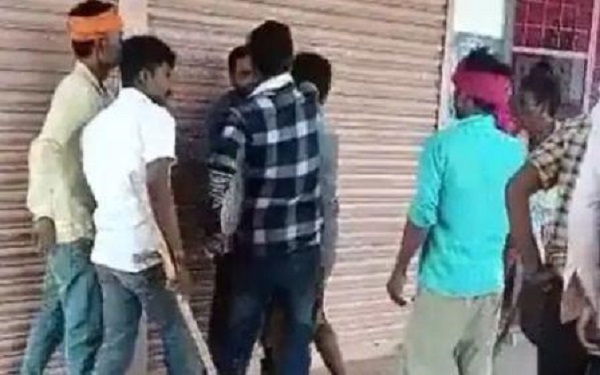 जबलपुर में मंहगी शराब बेचने का विरोध करने पर आदिवासी युवक को दी तालिबानी सजा..!