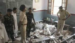 बिहार के बेतिया में तेज आंधी से स्कूल की छत गिरी, 12 बच्चे व एक शिक्षक भी घायल