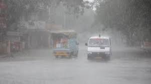 गुजरात में भारी बारिश, दीवार गिरने से परिवार के तीन सदस्यों की मौत, वज्रपात से 1 अन्य की मौत
