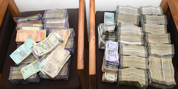 जबलपुर के सराफा बाजार में हवाला कारोबारी के आफिस में छापा, 42.54 लाख रुपए नगद मिले, दो युवक मिले