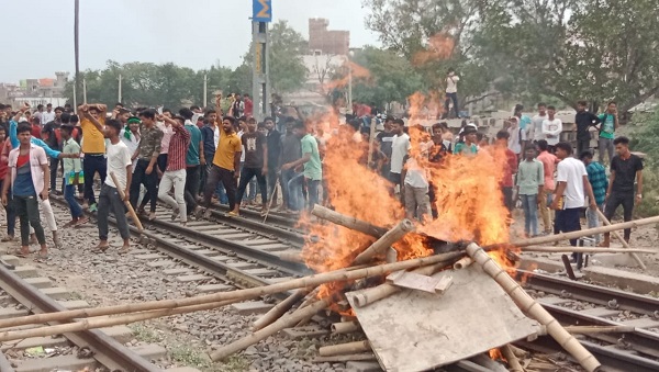 अग्निपथ स्कीम का जबर्दस्त विरोध: बिहार के कई शहरों में प्रदर्शन, गुस्साए छात्रों ने ट्रेन में लगाई आग