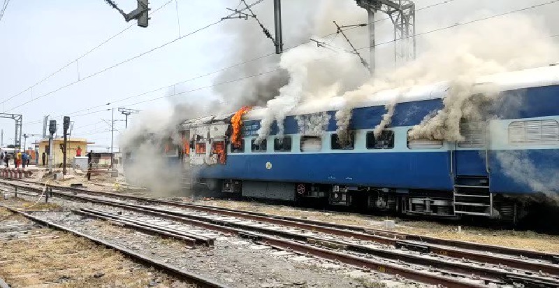 पूरे बिहार में अग्निपथ योजना का जबरदस्त विरोध: युवाओं ने लगाई ट्रेन में आग, यातायात बाधित