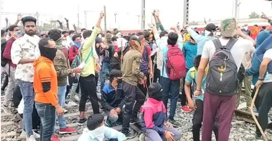 एमपी के इंदौर में अग्निपथ का विरोध, ट्रेन को किया आग के हवाले, एबी रोड पर जाम, पुलिस ने चलाई लाठियां