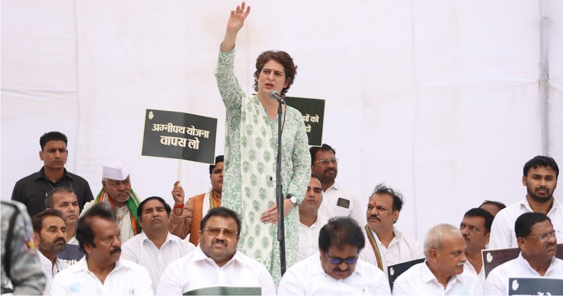 जंतर मंतर पर कांग्रेस का सत्याग्रह: अग्निपथ योजना के विरोध में तख्तियां लेकर बैठे नेता