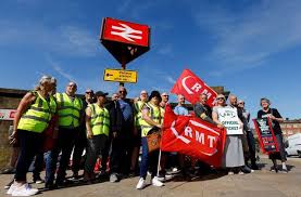 ब्रिटेन में रेल बंद : वेतन और नौकरी की सिक्योरिटी नहीं मिलने से 40 हजार कर्मचारी हड़ताल पर गय