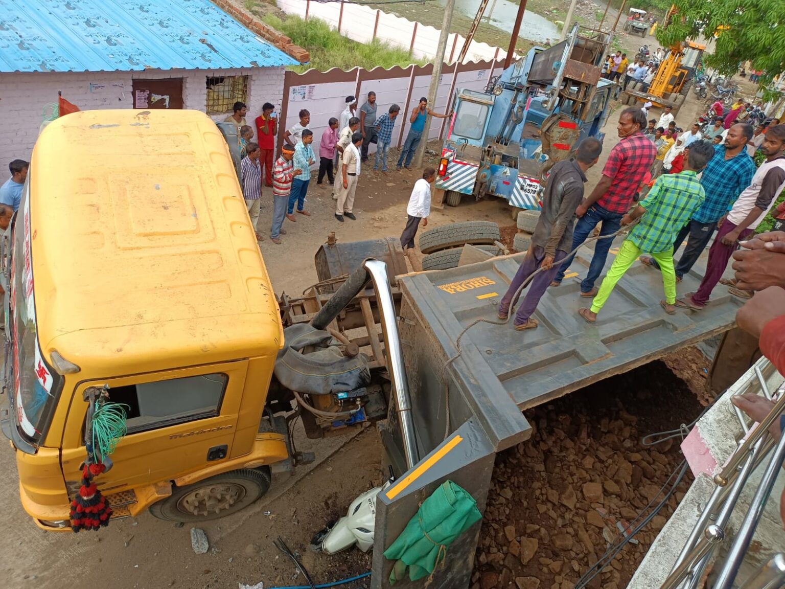 जबलपुर: माढ़ोताल में मिट्टी से भरा डंपर पलटा 3 बच्चों के साथ सरपंच प्रत्याशी दबा
